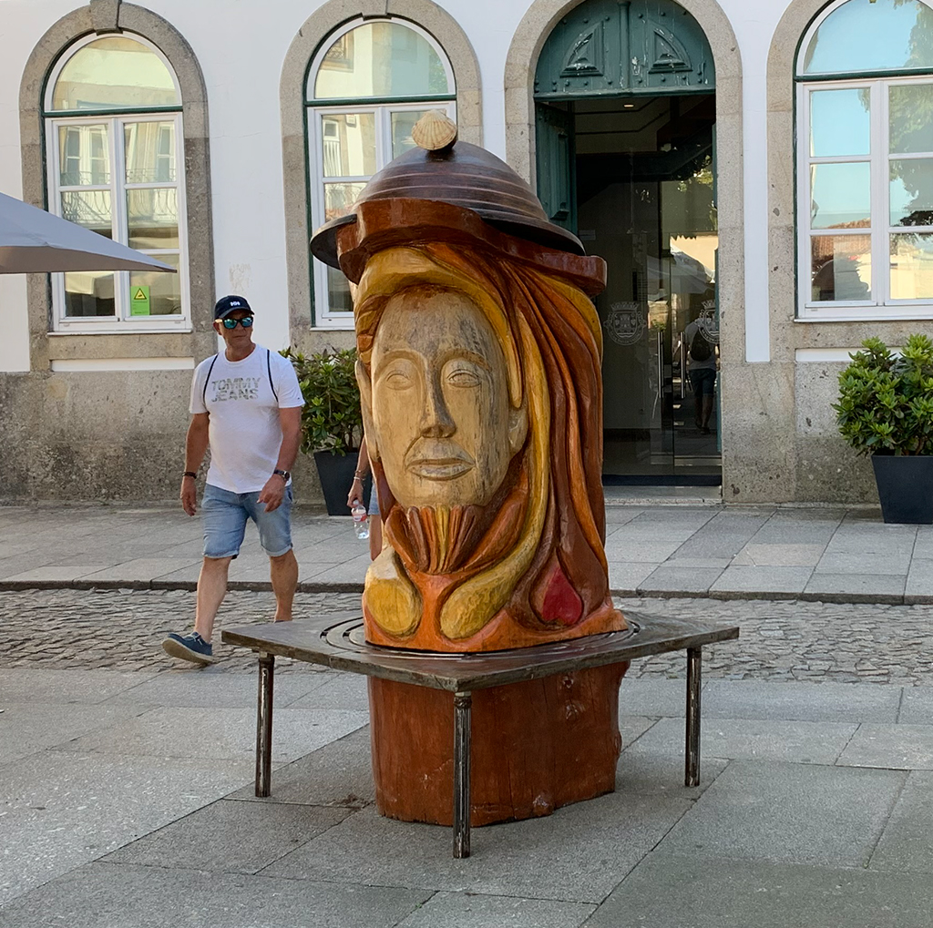 SANTIAGO NO CAMINHO - Escultura em madeira e ferro